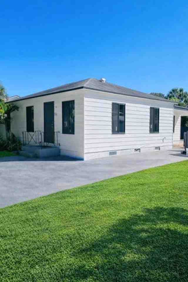 824 Winters St - Photo 2 of 10