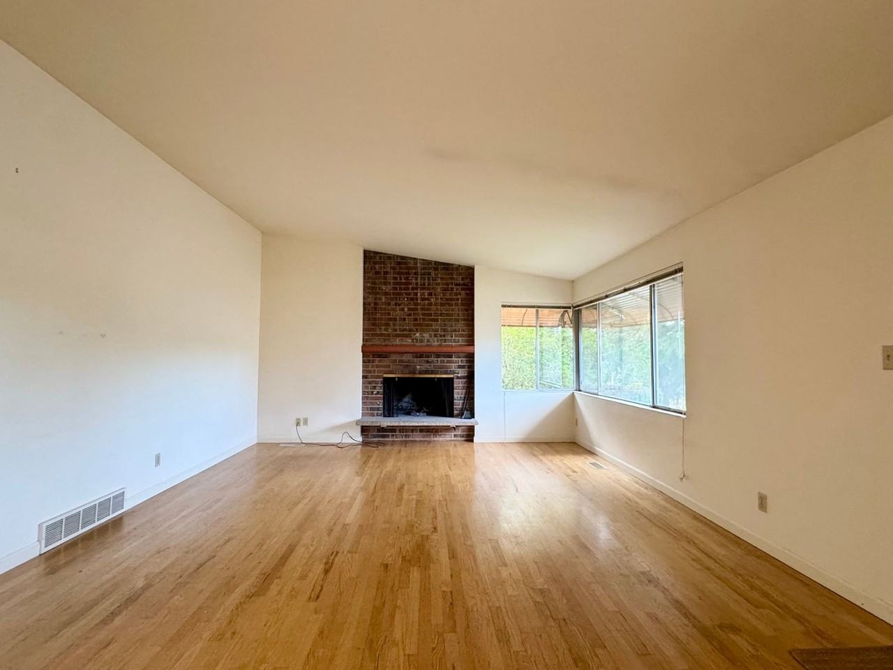 5016 Sand Point Pl Ne - Photo 3 of 21