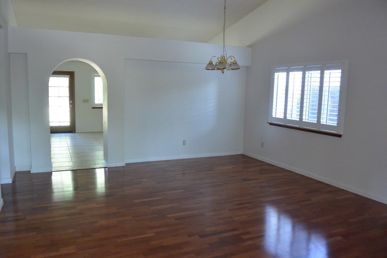 1229 S Peppertree Ct - Photo 2 of 7