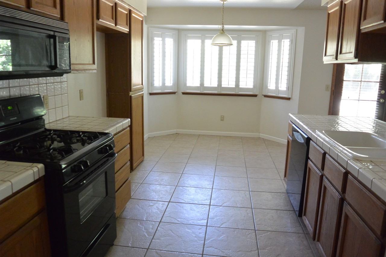 1229 S Peppertree Ct - Photo 4 of 7