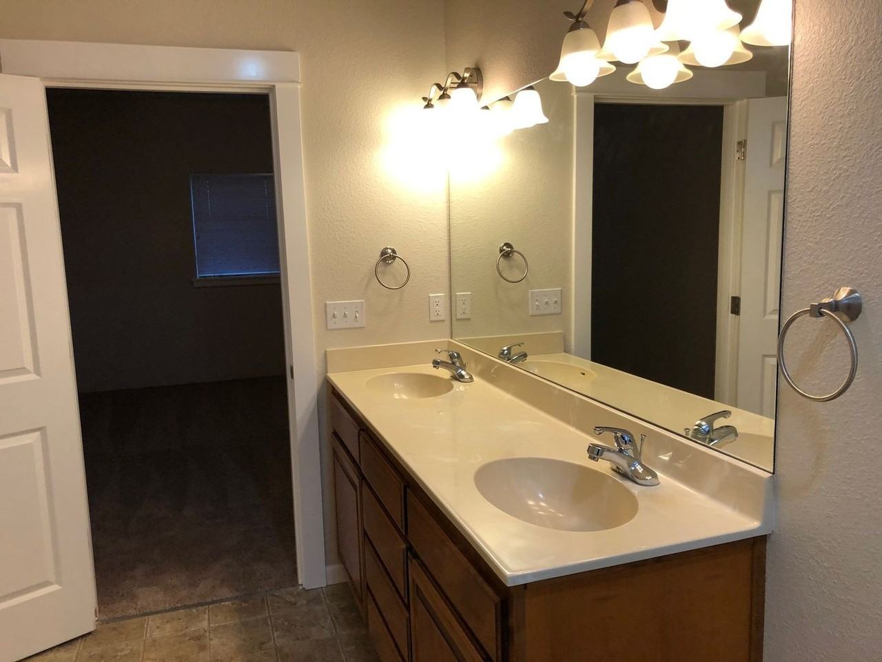 713 Sw Kinsington Ct - Photo 2 of 11