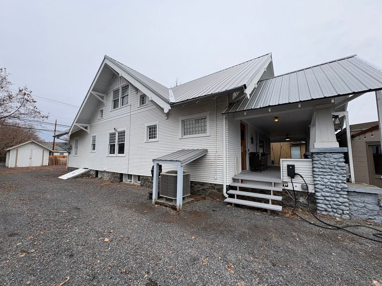 237 Basin St Sw - Photo 3 of 29