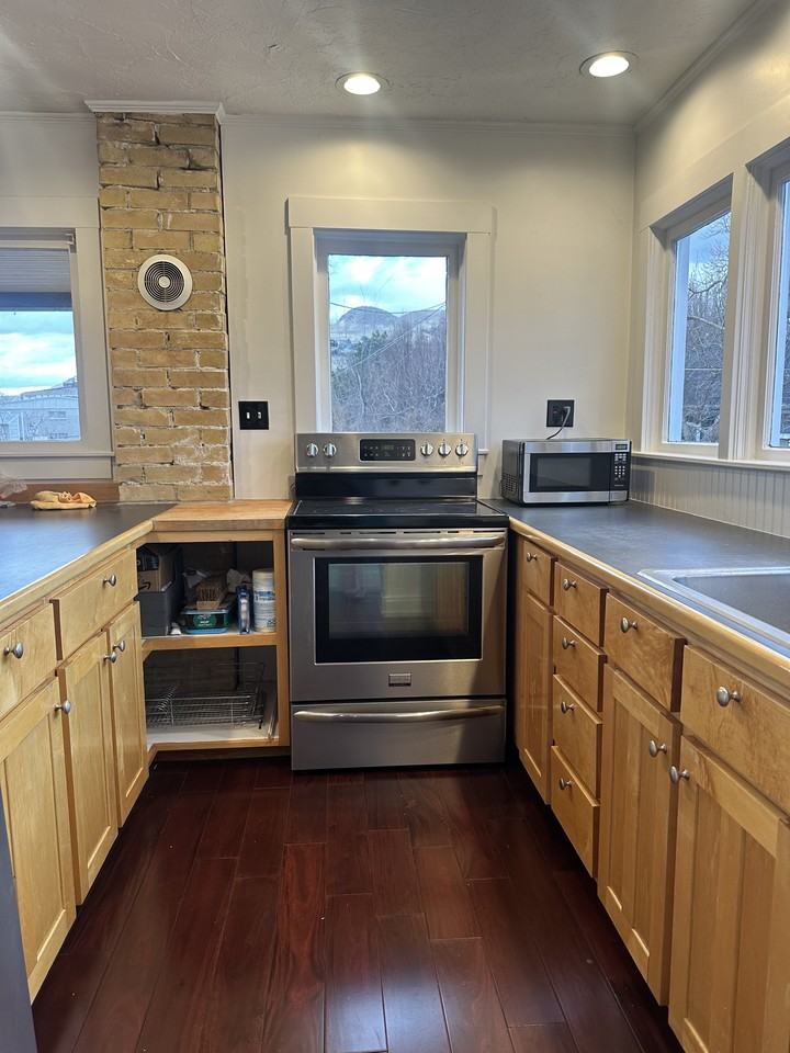 372 N Main St - Photo 4 of 11