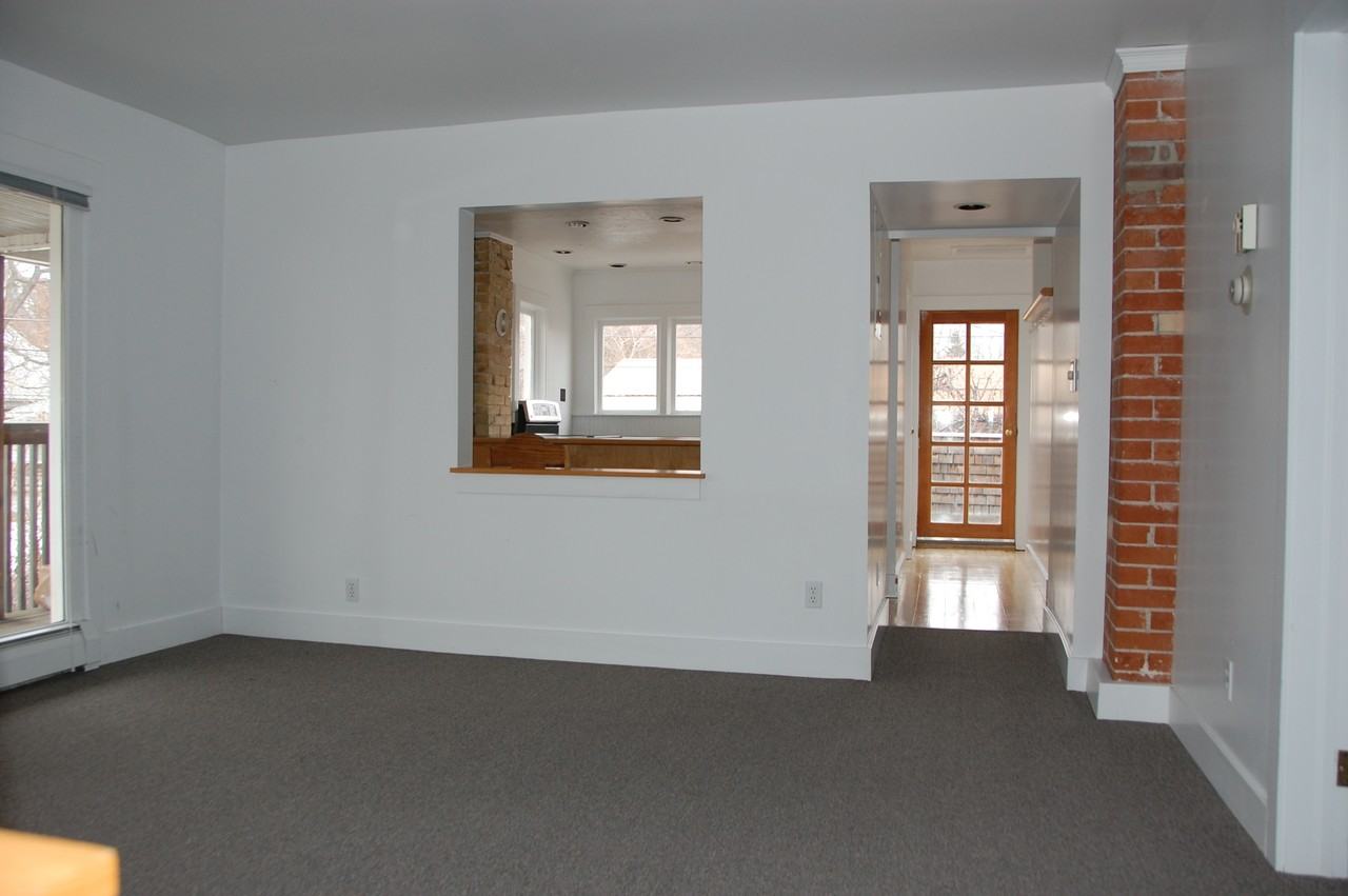 372 N Main St - Photo 6 of 11