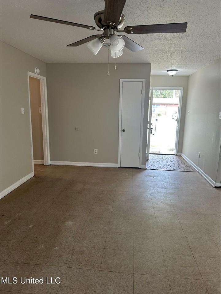 4300 Mimosa Dr - Photo 3 of 14