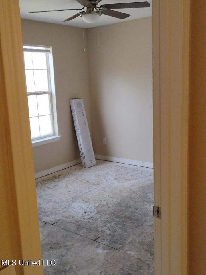 1339 Foxwood Pl - Photo 4 of 7