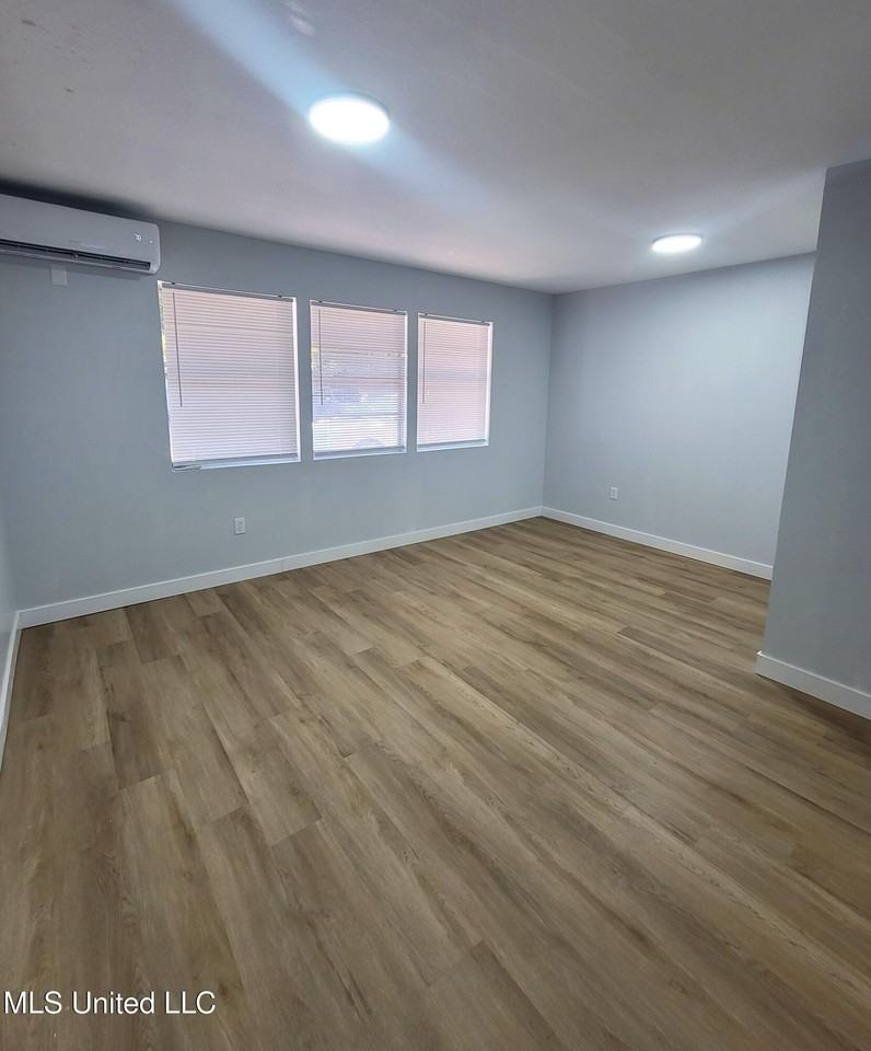 511 32nd St - Photo 7 of 8