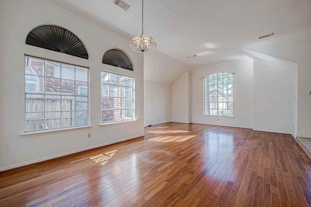 7030 River Garden Dr - Photo 3 of 10