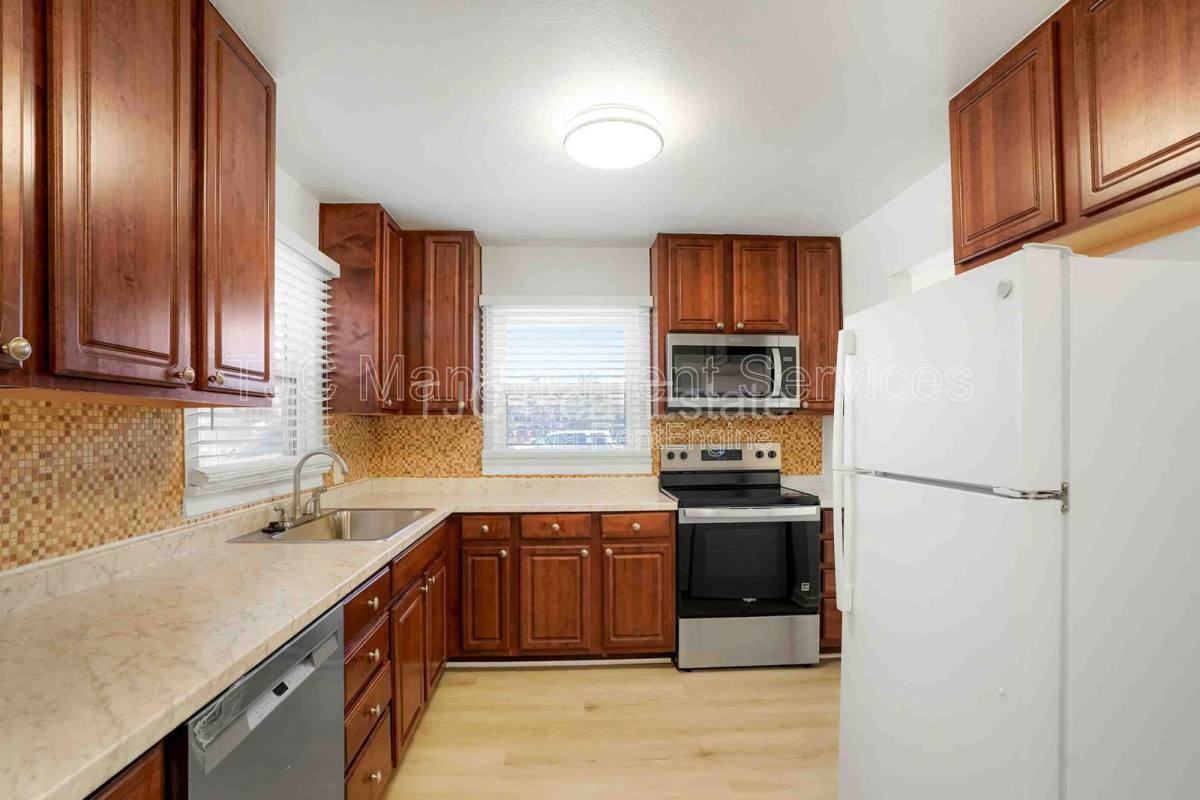 1741 Newark St - Photo 5 of 10