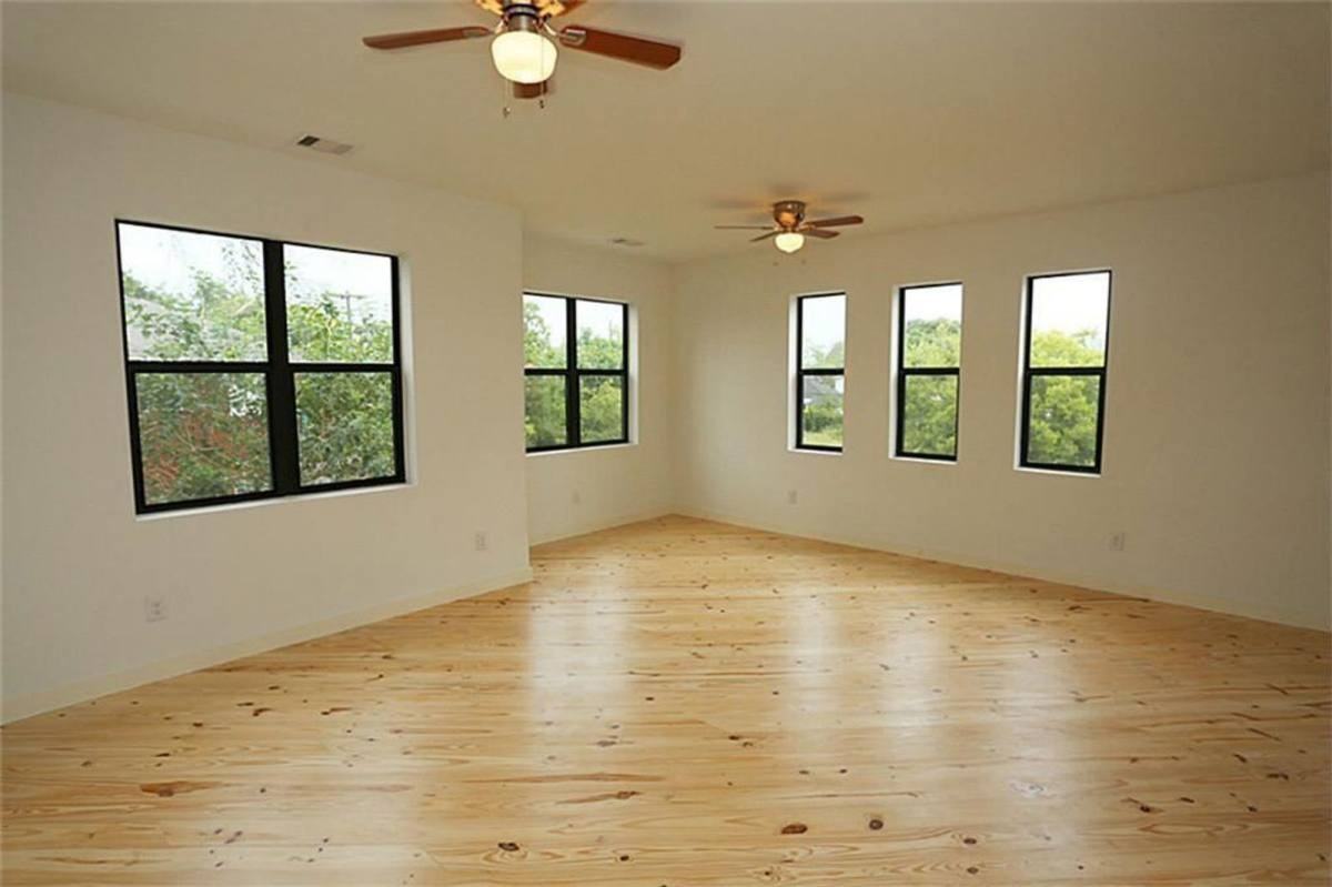 4102 Mckinney St - Photo 3 of 10
