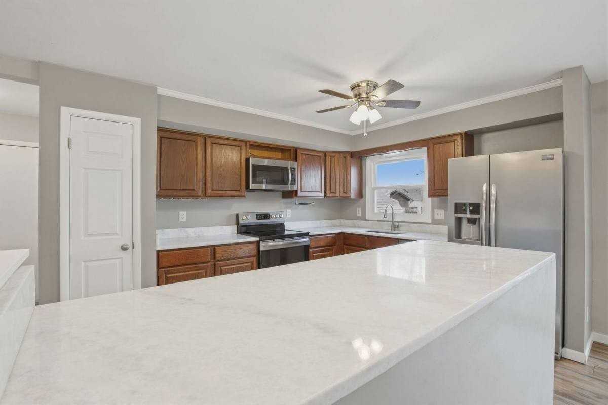 21580 Columbia St - Photo 3 of 10