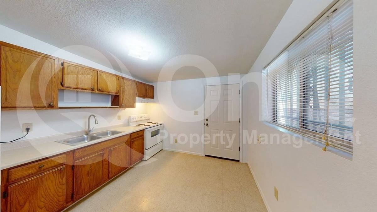 842 W Iowa St - Photo 2 of 10