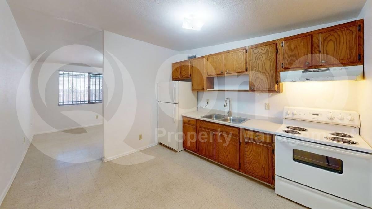 842 W Iowa St - Photo 5 of 10