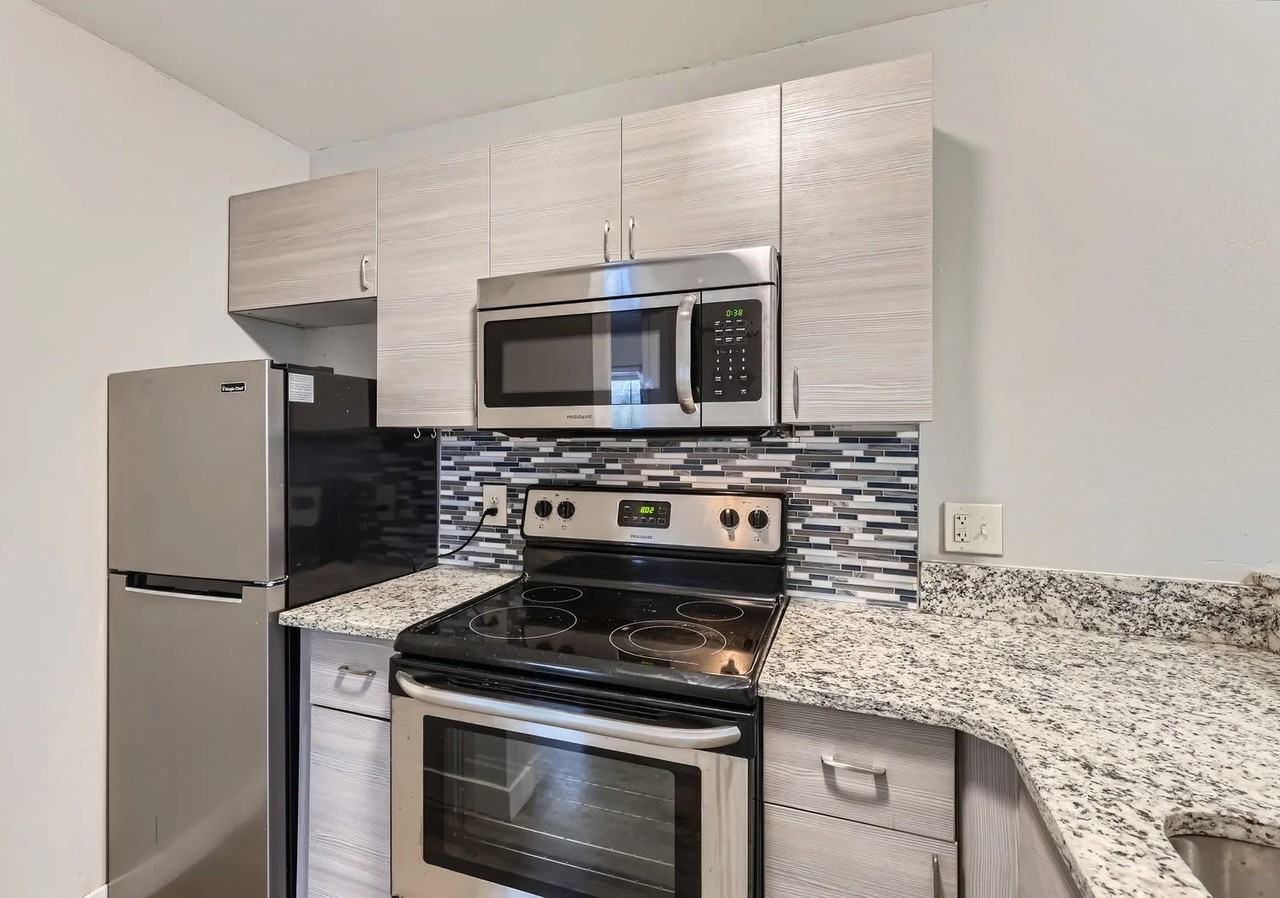 980 S Dexter St #8 - Photo 5 of 12