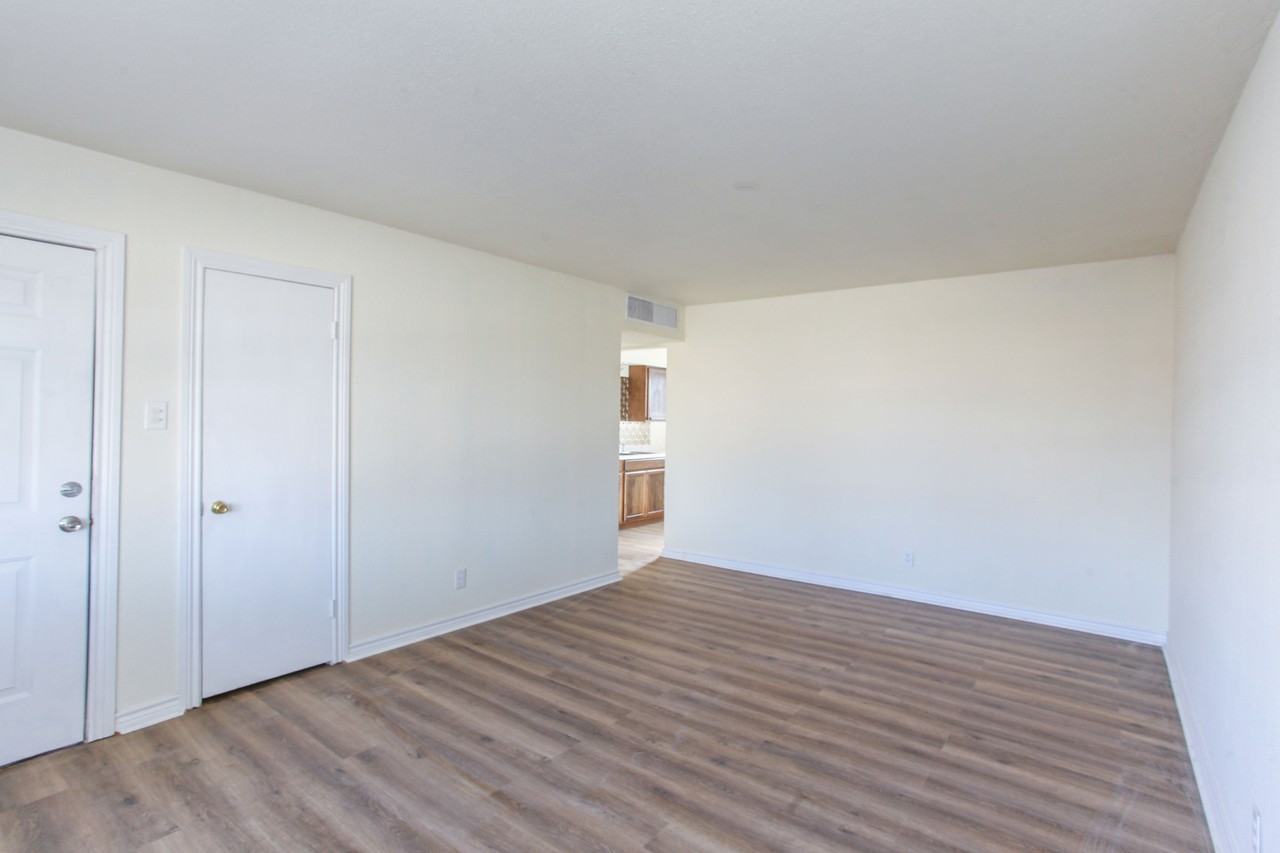 1606 Oriole St - Photo 4 of 22