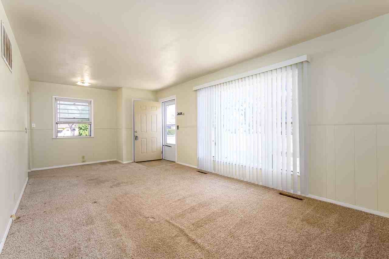 6215 N Independence St - Photo 3 of 11