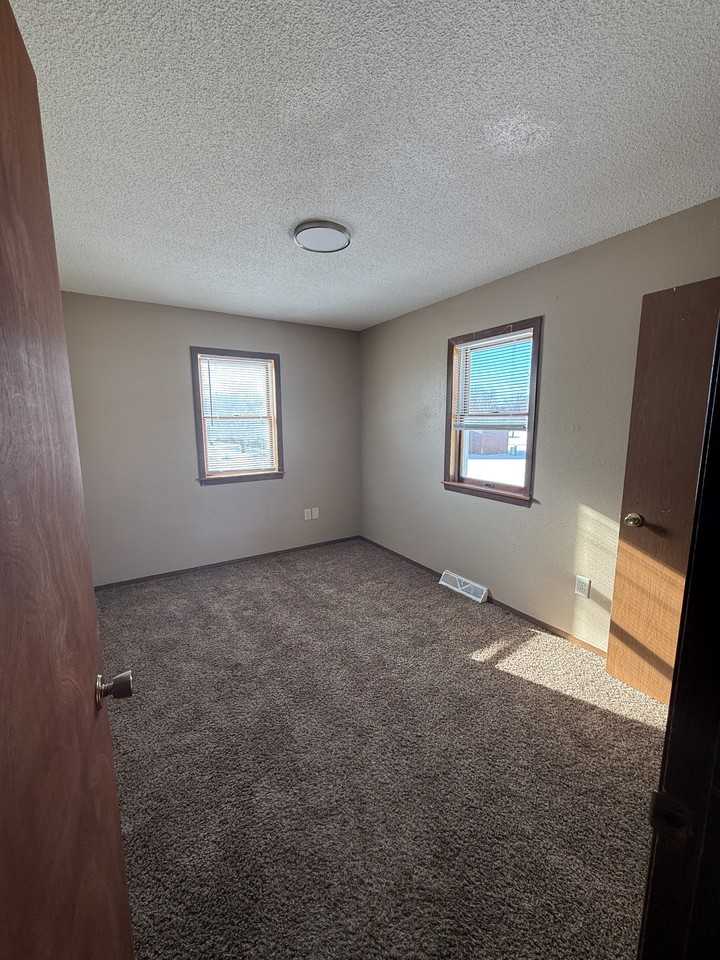 1028 Castlewood Dr - Photo 2 of 2