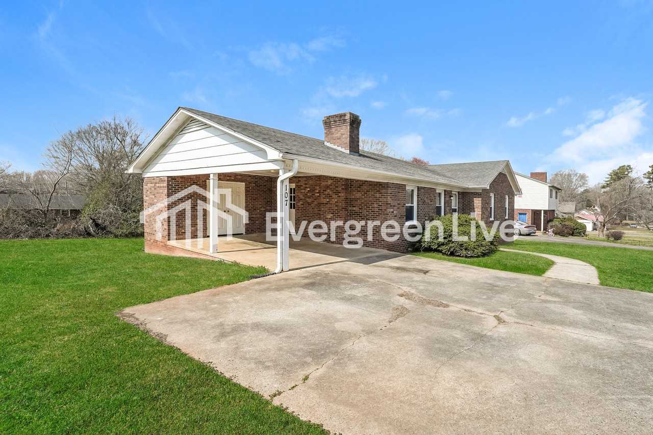 107 Primrose Ln - Photo 2 of 15