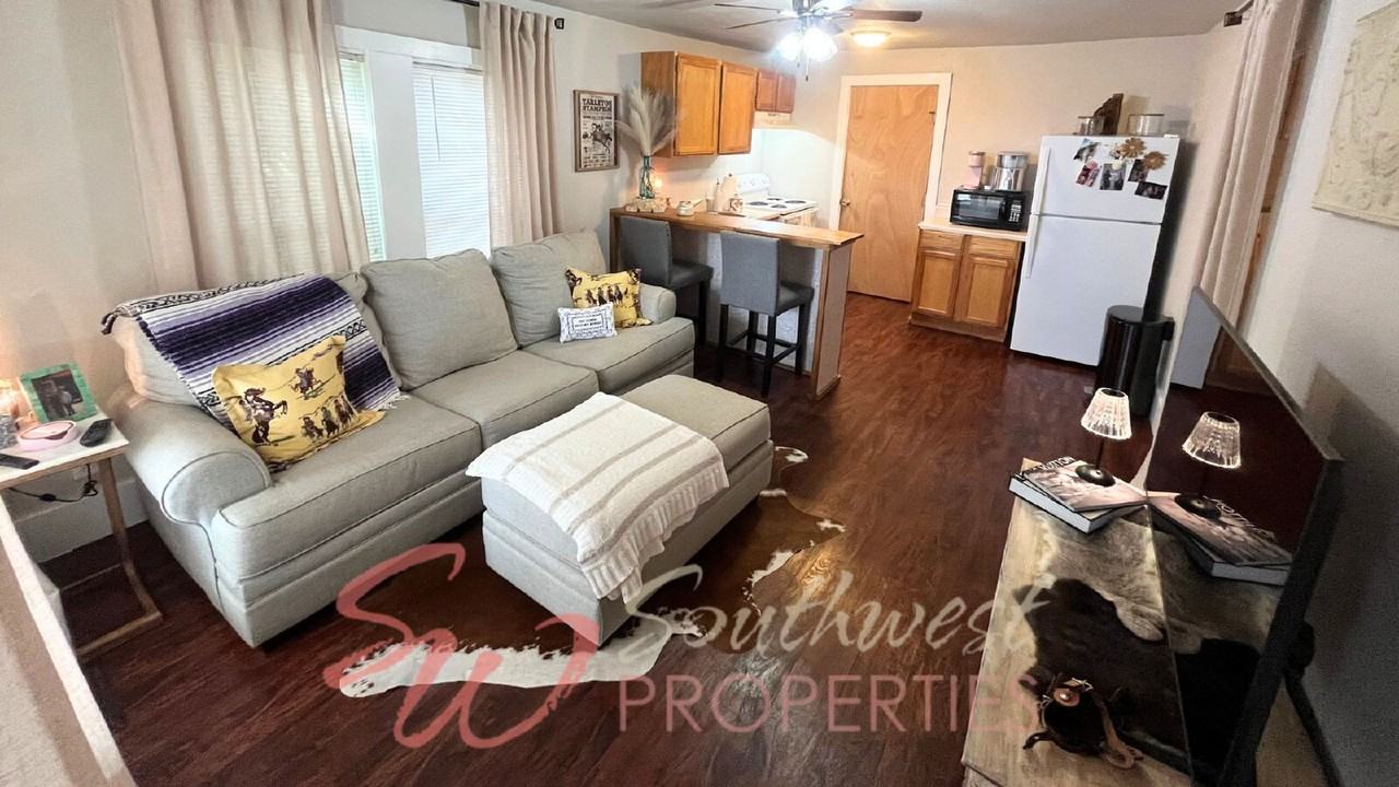 1093 W Sloan St - Photo 2 of 13