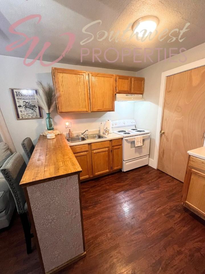 1093 W Sloan St - Photo 5 of 13