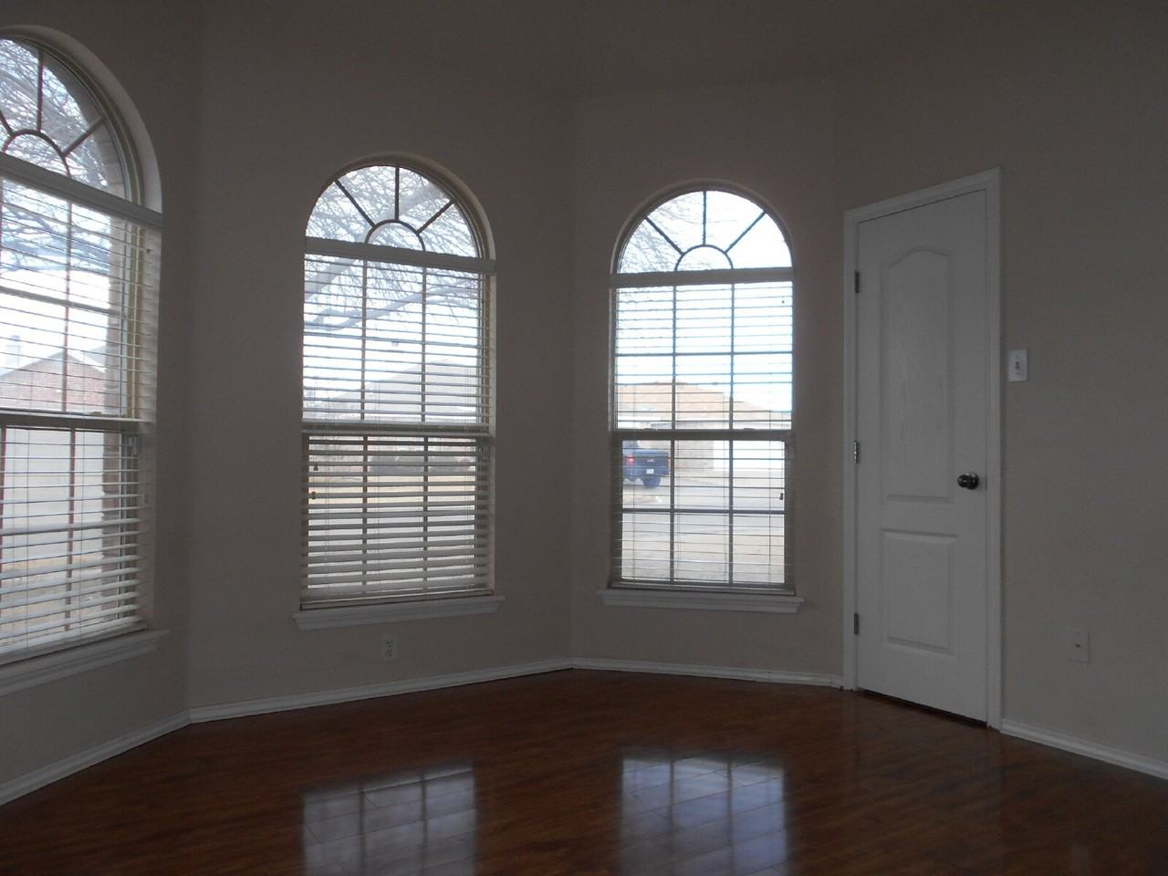 6513 91st St - Photo 6 of 12