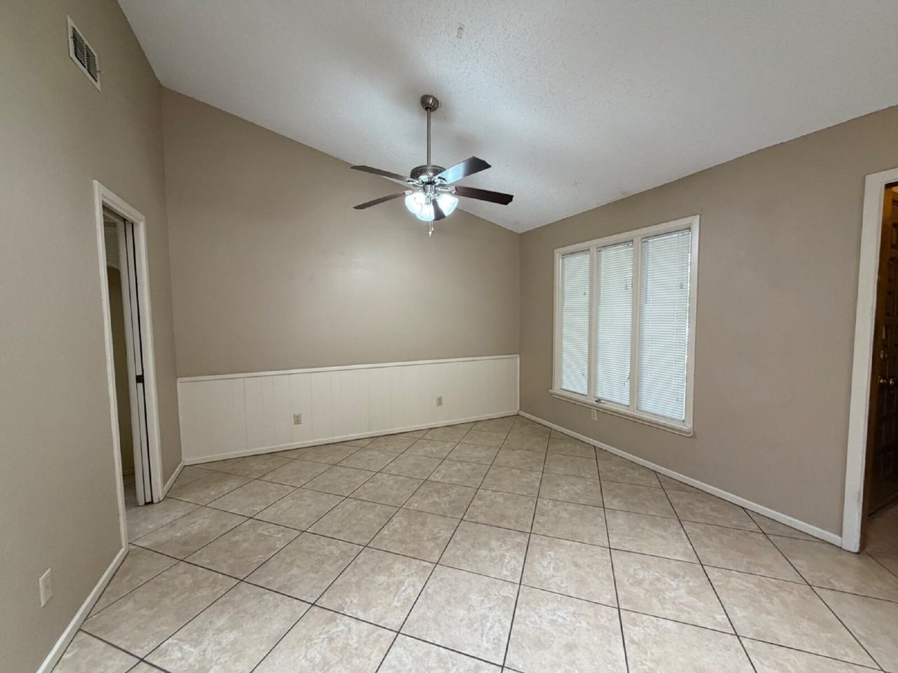 3107 75th St - Photo 4 of 14