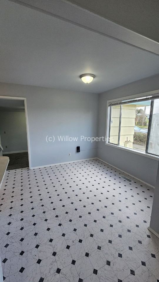 3235 S Thompson Ave - Photo 4 of 10