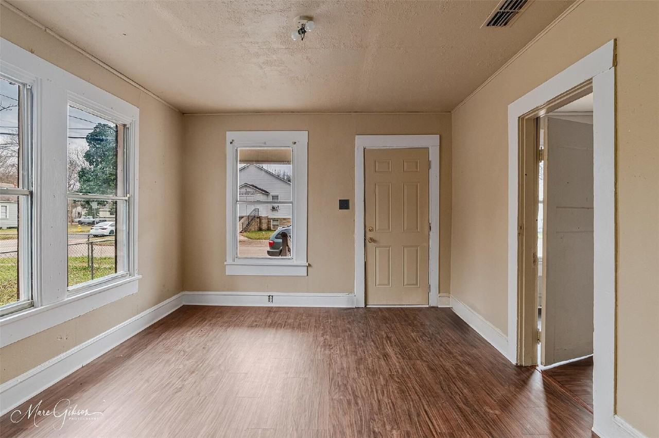 325 Edwards St - Photo 2 of 12