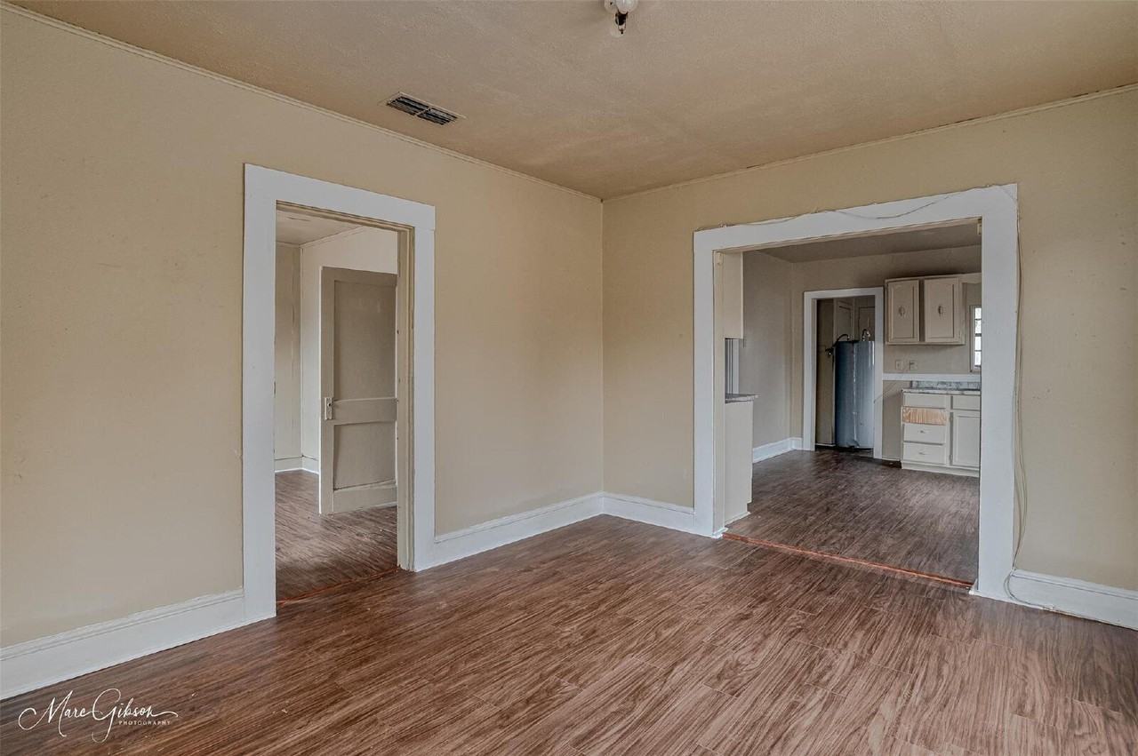 325 Edwards St - Photo 3 of 12