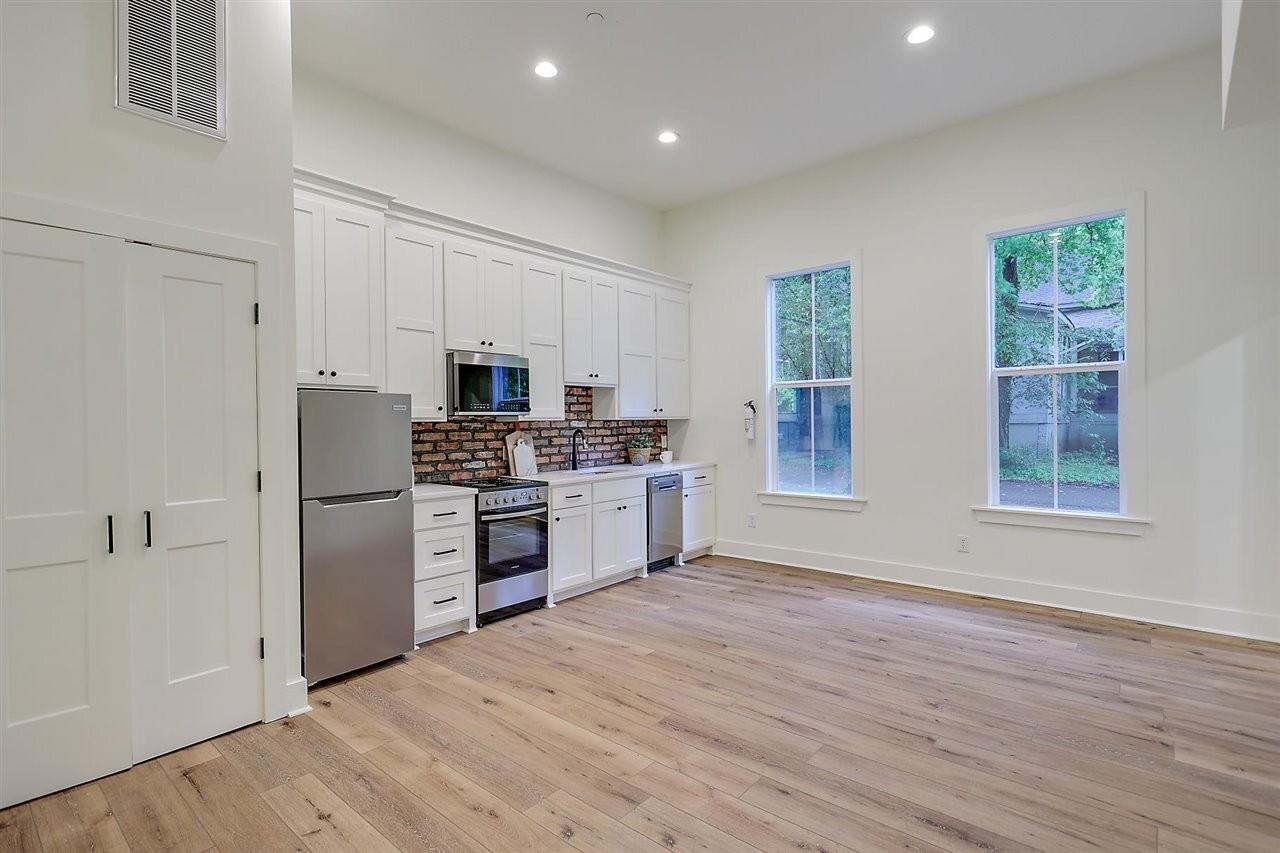 601 Capitol St #C - Photo 2 of 13