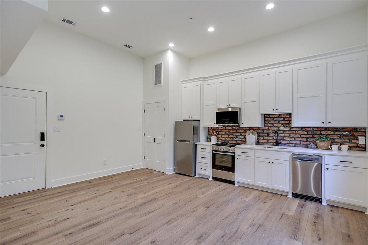 601 Capitol St #C - Photo 3 of 13