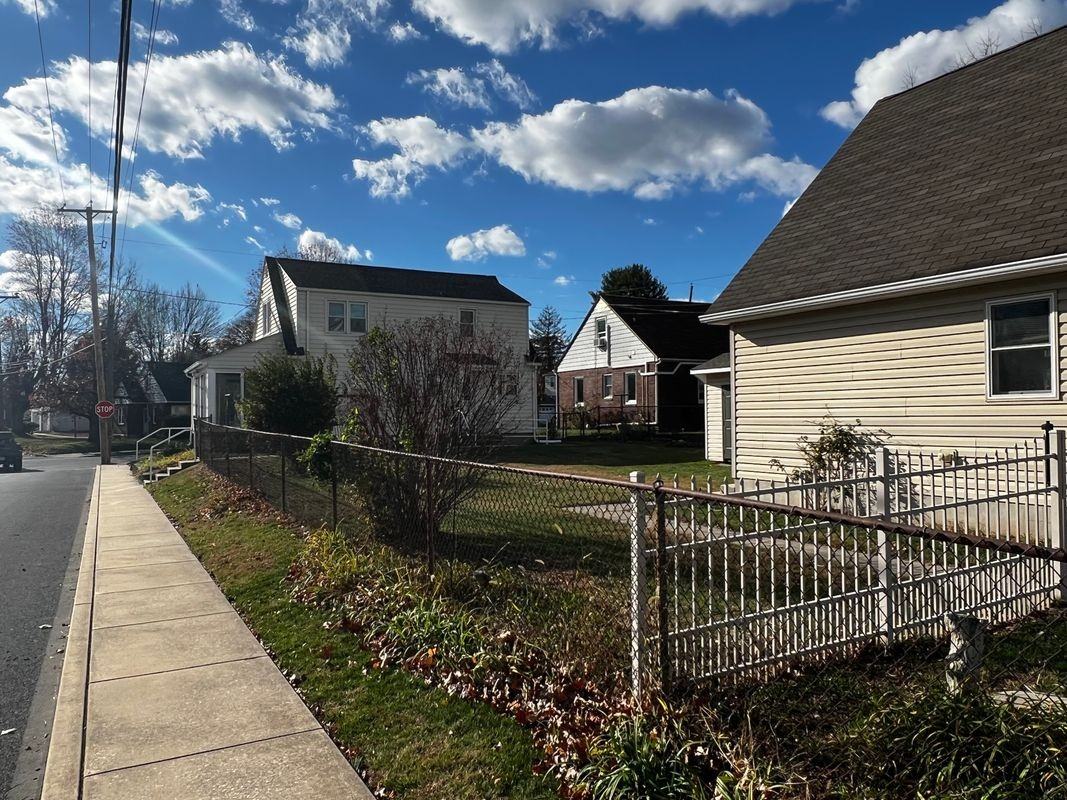 770 S Lincoln St - Photo 3 of 4