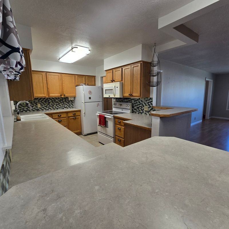 712 Sw 4th St - Photo 3 of 13