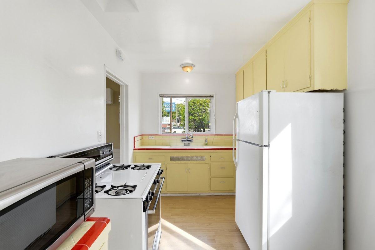 2205 N Glenoaks Blvd - Photo 2 of 3