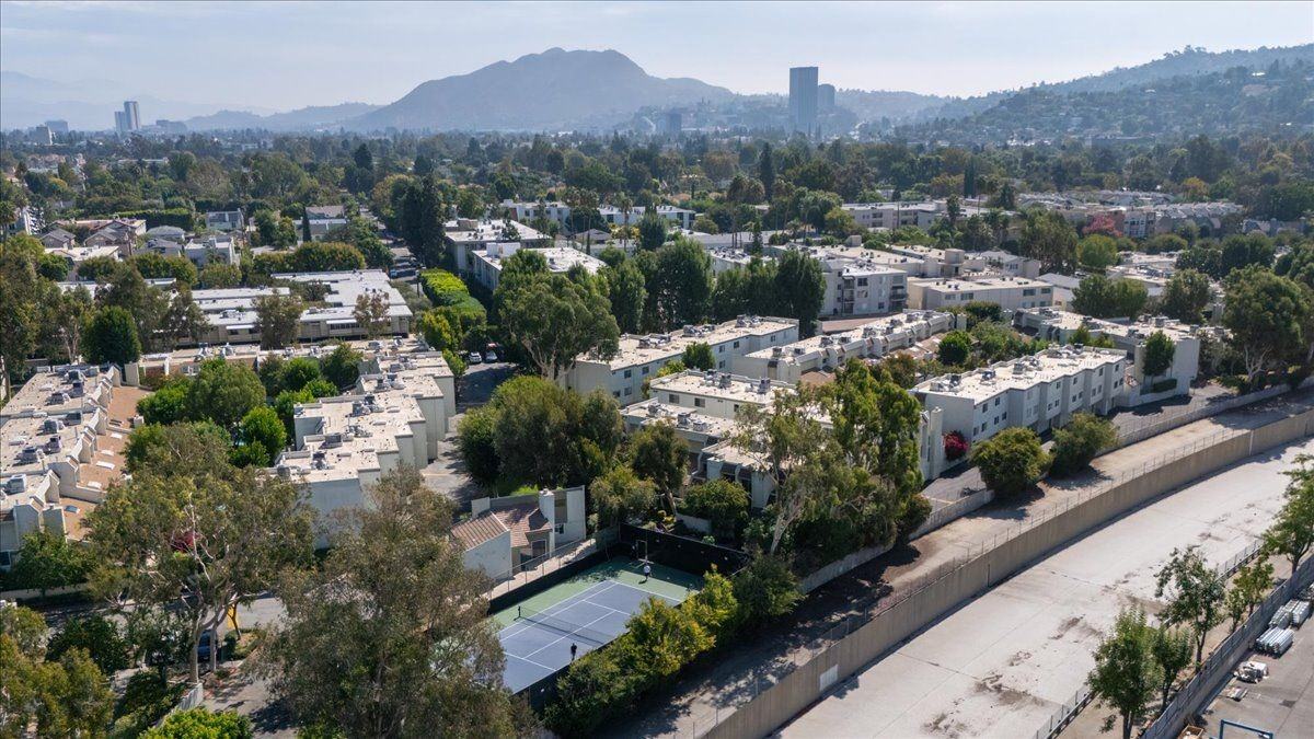 11848 Moorpark St ##A - Photo 4 of 50