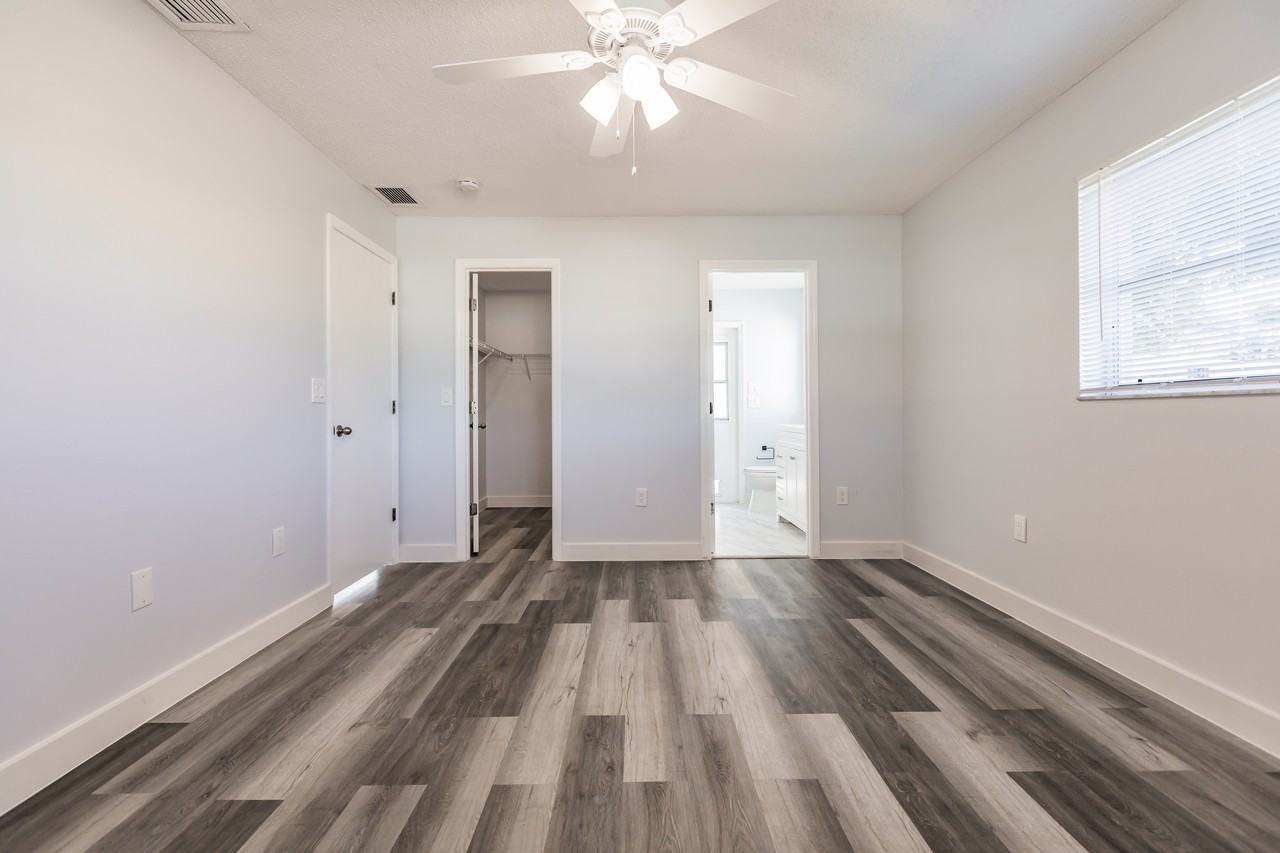 11065 Waterford Ave - Photo 4 of 36