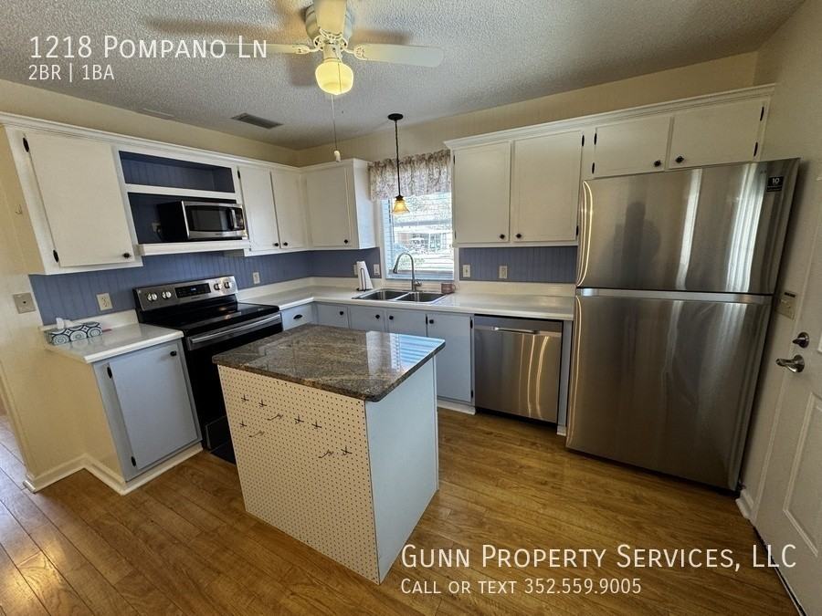 1218 Pompano Ln - Photo 3 of 15