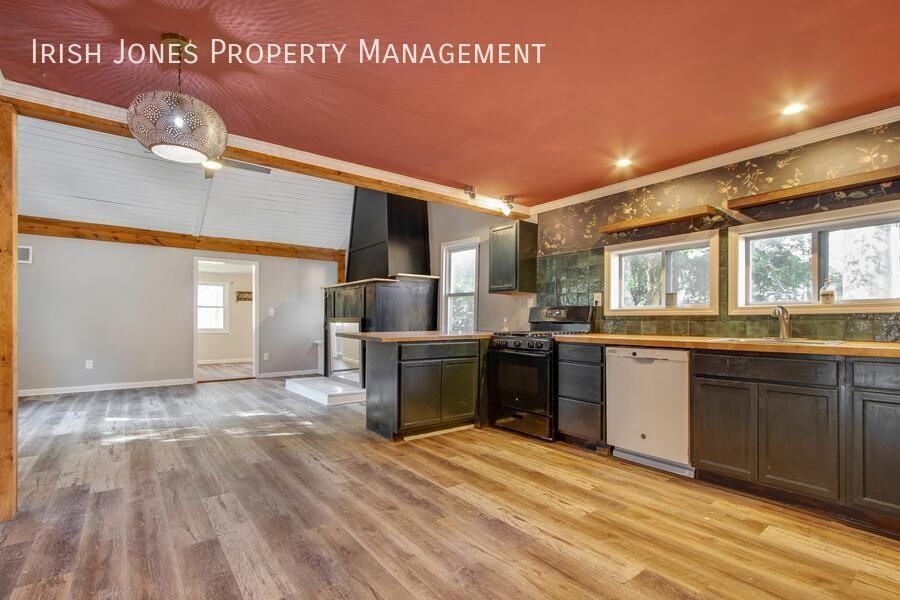 5875 Lakeview Ter - Photo 3 of 17