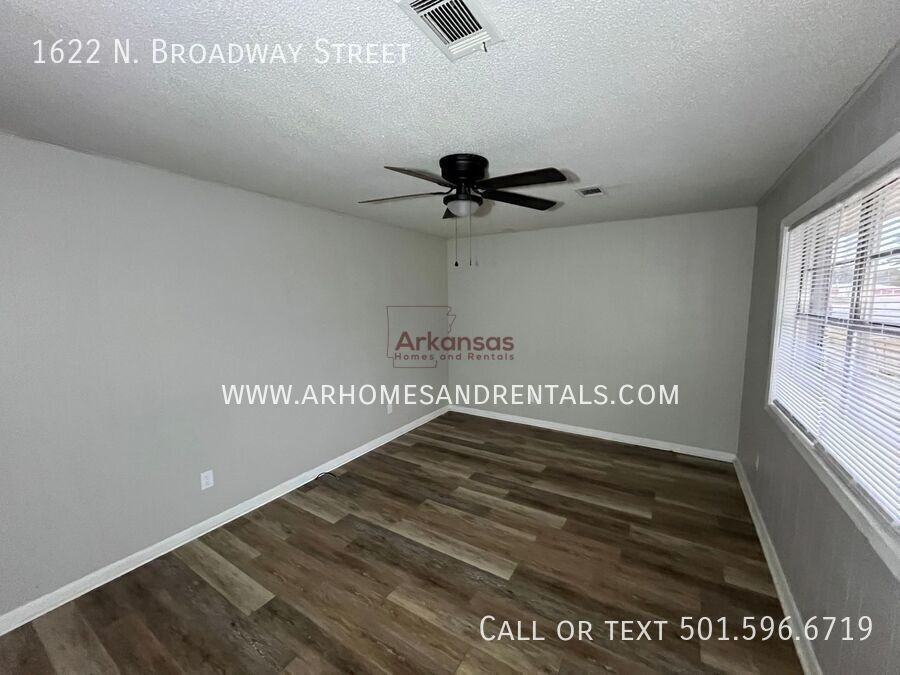 1622 N Broadway St - Photo 3 of 12