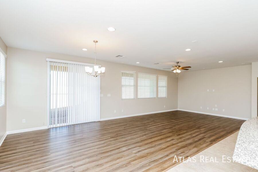 577 Comodo St - Photo 4 of 21