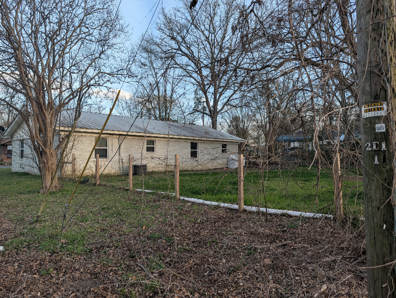 202 Hollywood Dr - Photo 3 of 26