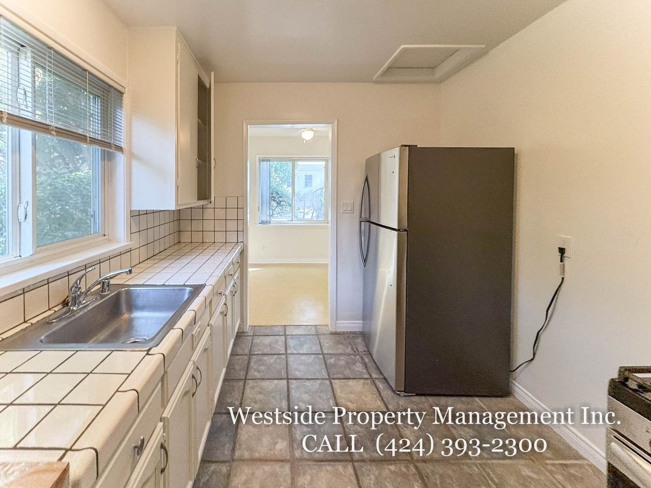 2301 Oak St #A - Photo 3 of 9