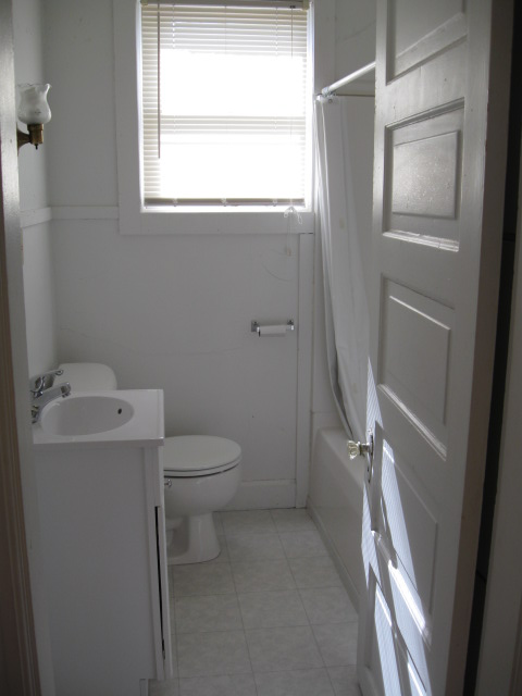 700 E 4th St #C - Photo 2 of 6