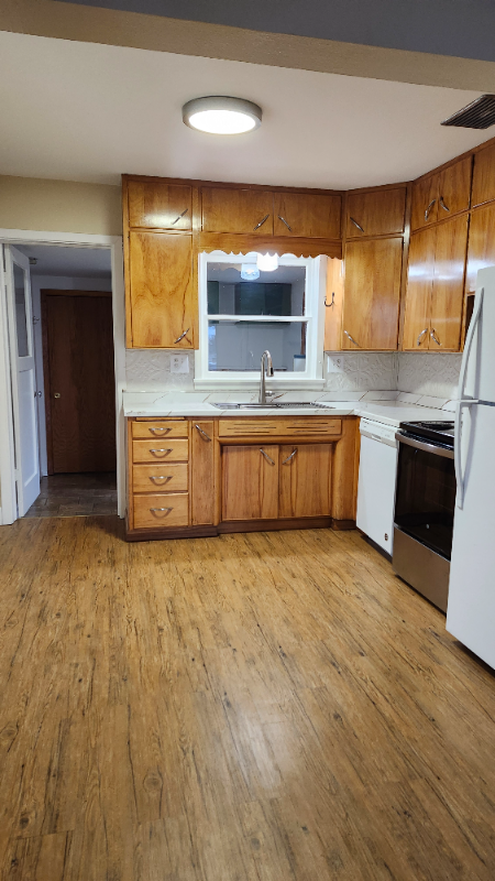 906 10th St - Photo 3 of 18