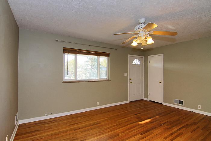 955 E Hillview Dr - Photo 2 of 14