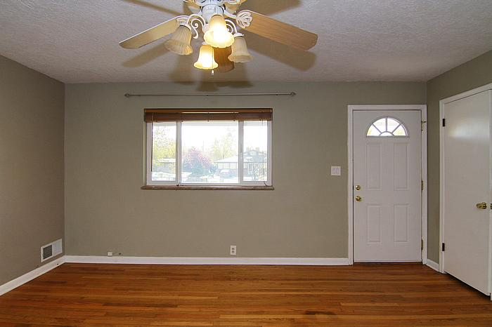 955 E Hillview Dr - Photo 3 of 14