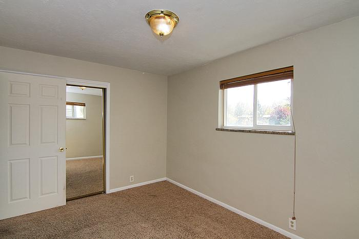 955 E Hillview Dr - Photo 4 of 14