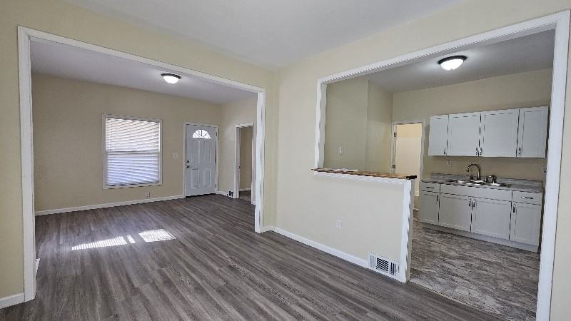 419 Montrose St - Photo 4 of 10