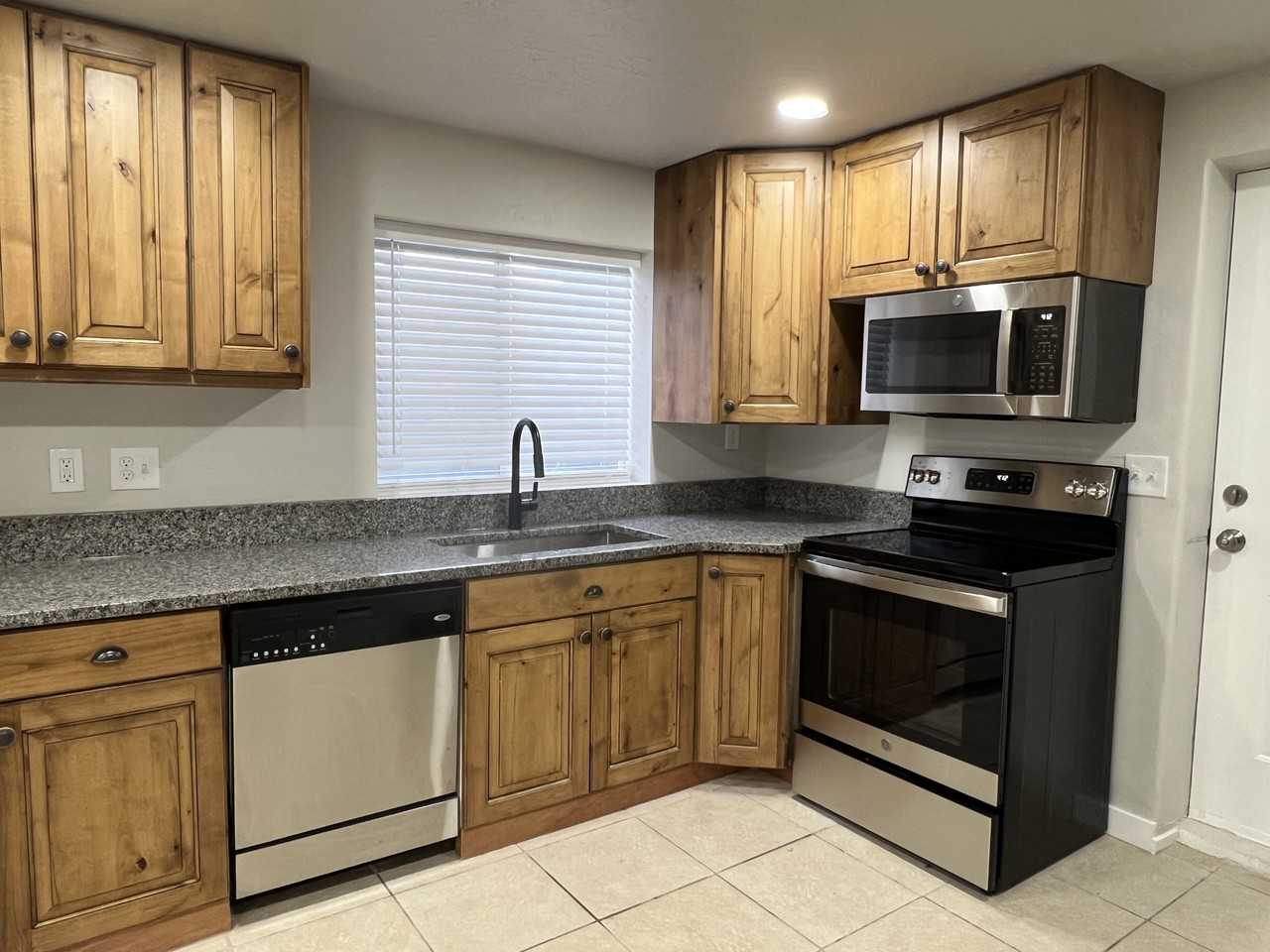 2136 W Theresa Cv #NA - Photo 2 of 7