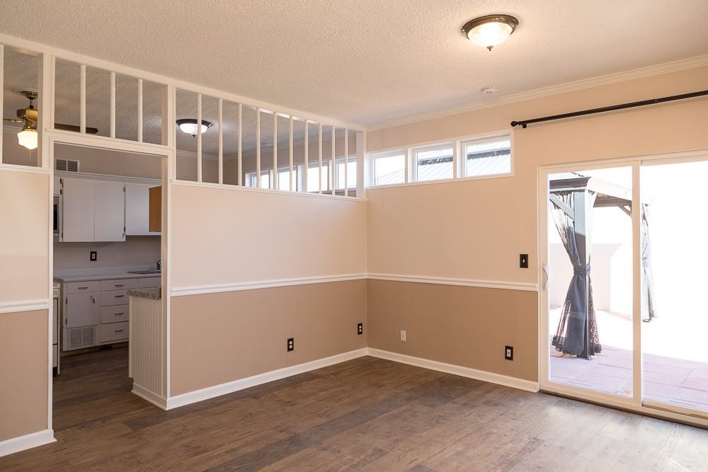 398 1/2 Sw 12th St #1 - Photo 3 of 18